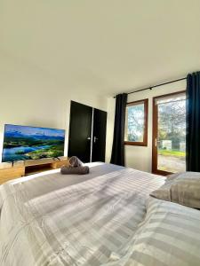 Ένα ή περισσότερα κρεβάτια σε δωμάτιο στο Maison La Clairière - Jardin et parking - 10 pers - 4 chambres - 15 min de Lyon