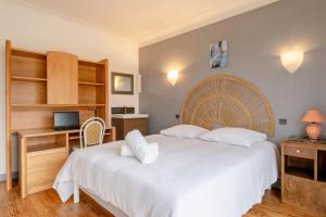 A bed or beds in a room at Villa Amistad - Chambre Erable - centre - parking - jardin - logement partagé -