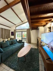 Μια τηλεόραση ή/και κέντρο ψυχαγωγίας στο Maison La Clairière - Jardin et parking - 10 pers - 4 chambres - 15 min de Lyon