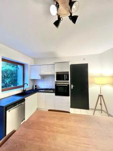 Η κουζίνα ή μικρή κουζίνα στο Maison La Clairière - Jardin et parking - 10 pers - 4 chambres - 15 min de Lyon