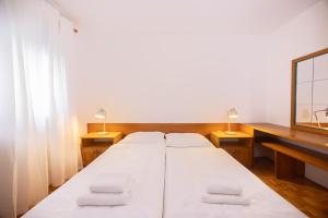 克拉尼斯卡戈拉Apartments Baki Kranjska Gora的一间有两盏灯的房间的一对床