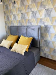 Ένα ή περισσότερα κρεβάτια σε δωμάτιο στο Apartman V