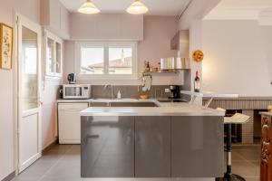 A kitchen or kitchenette at Villa Amistad - Chambre Erable - centre - parking - jardin - logement partagé - Még 8 kép