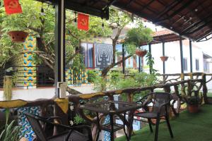 eine Gruppe von Stühlen auf einer Terrasse in der Unterkunft Khai Yen Tam Coc Hostel in Ninh Bình