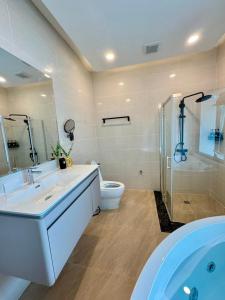 ein Badezimmer mit Waschbecken, Toilette und Badewanne in der Unterkunft Bann Nai clam Talang in Ban Pak Lak