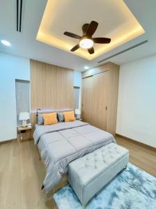 ein Schlafzimmer mit einem großen Bett und einem Deckenventilator in der Unterkunft Bann Nai clam Talang in Ban Pak Lak + 4 Fotos