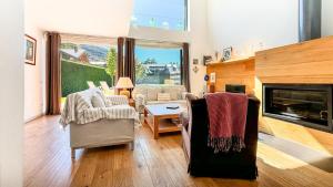 a living room with chairs and a fireplace at Morada la Tosa in Alp