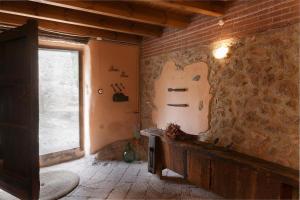 Zimmer mit einem Fenster und einer Steinmauer in der Unterkunft Cal Marti in Farena