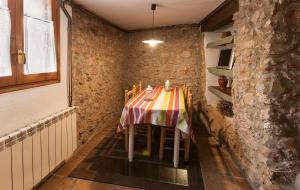 einen Tisch mit einem gestreiften Tischtuch in einem Zimmer in der Unterkunft Cal Marti in Farena