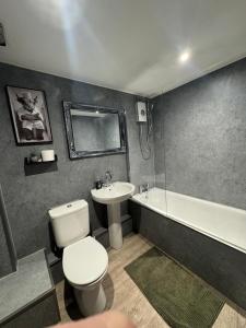 Et badeværelse på Quirky 3 Bedroom Home From Home