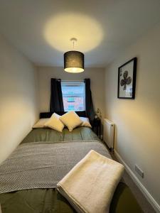 En eller flere senge i et værelse på Quirky 3 Bedroom Home From Home