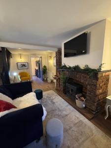 Et tv og/eller underholdning på Quirky 3 Bedroom Home From Home