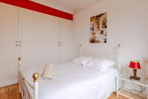 A bed or beds in a room at Villa Amistad- Chambre Olivier - centre - parking - jardin - logement partagé