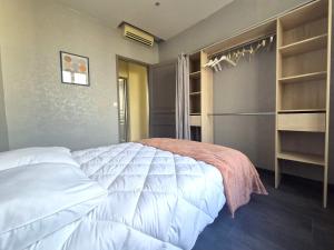 Ένα ή περισσότερα κρεβάτια σε δωμάτιο στο La Perle Rémoise - Appartement cosy et lumineux +4 φωτογραφίες