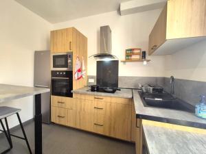 Η κουζίνα ή μικρή κουζίνα στο La Perle Rémoise - Appartement cosy et lumineux