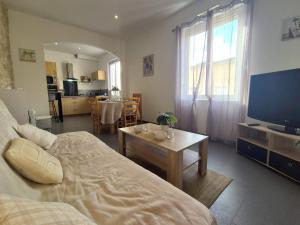 Μια τηλεόραση ή/και κέντρο ψυχαγωγίας στο La Perle Rémoise - Appartement cosy et lumineux