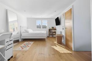 En eller flere senge i et værelse på Southend Modern Escape