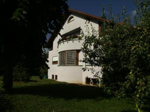 un edificio blanco con una ventana con flores. en Briem Wohngefühl Vermietung en Filderstadt