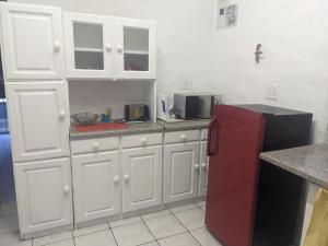 Η κουζίνα ή μικρή κουζίνα στο Garden Cottage +2 φωτογραφίες