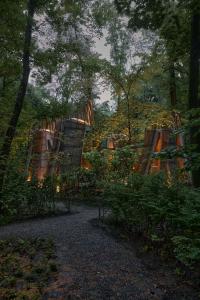 Ein Gebäude in einem Wald mit Bäumen im Hintergrund in der Unterkunft Namety Park in Kiew + 118 Fotos