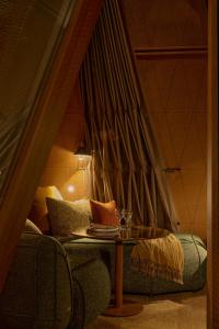 ein Wohnzimmer mit Sofa und Tisch in der Unterkunft Namety Park in Kiew