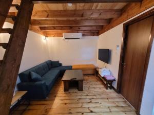 Μια τηλεόραση ή/και κέντρο ψυχαγωγίας στο middle path