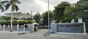 ein Schild mit der Aufschrift „Sie sind unsere Straße“ auf einer Straße in der Unterkunft Lee&Lee HOUSE in An Mỹ