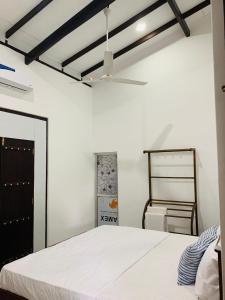 ゴールにあるSheha Villa - Villa In Galle For Long Term Rentalの白い天井のベッドルーム1室(白いベッド1台付)