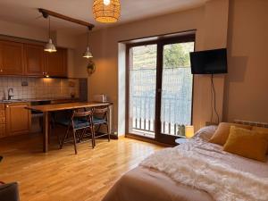 Η κουζίνα ή μικρή κουζίνα στο Tu rincón rústico con balcón y vistas - Erta 2 +8 φωτογραφίες