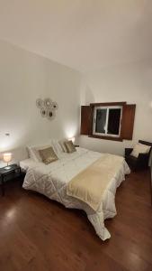 a bedroom with a large bed and a window at Pouso Du'Vagar in Cuba +32 photos