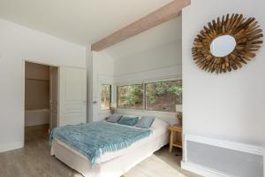 Ένα ή περισσότερα κρεβάτια σε δωμάτιο στο Pin Bleu +20 φωτογραφίες