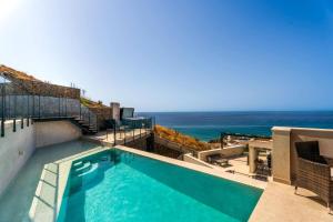 ein Swimmingpool mit dem Meer im Hintergrund in der Unterkunft Luxury House Mirador Calaceite Torrox Costa, with Private Pool Jacuzzi and Wellness in Torrox Costa