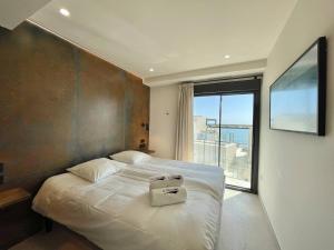 ein Schlafzimmer mit einem Bett mit einer Tasche darauf in der Unterkunft Luxury House Mirador Calaceite Torrox Costa, with Private Pool Jacuzzi and Wellness in Torrox Costa + 57 Fotos