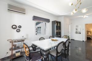 ein Esszimmer mit einem weißen Tisch und Stühlen in der Unterkunft Exclusive Villa with Heated Pool in Maspalomas + 22 Fotos