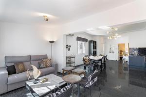 ein Wohnzimmer mit Sofa und Tisch in der Unterkunft Exclusive Villa with Heated Pool in Maspalomas