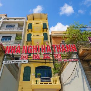 ein gelbes Gebäude mit einem Schild für eine Apotheke in der Unterkunft Hà Thành Motel Bắc Ninh in Bắc Ninh