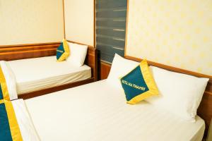 zwei Betten auf einem Kreuzfahrtschiff mit einem Schild daran in der Unterkunft Hà Thành Motel Bắc Ninh in Bắc Ninh + 29 Fotos