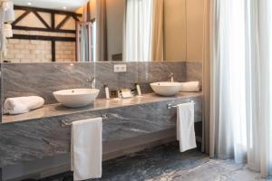 a bathroom with two sinks and a large mirror at Soho Boutique Capuchinos & Spa in Córdoba