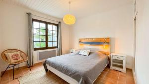 En eller flere senge i et værelse på Superbe villa avec piscine chauffée + 11 billeder