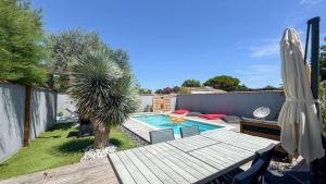 En have udenfor Superbe villa avec piscine chauffée