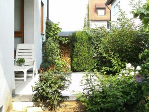 un jardín en el lateral de una casa en Briem Wohngefühl Vermietung en Filderstadt