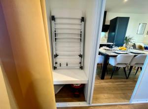 モーにあるDispo Noël - 20 min Disneyland Parisのキッチン、ダイニングルーム(テーブル付)が備わります。 +30枚の写真