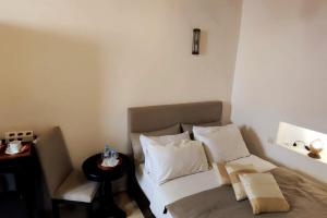 Postel nebo postele na pokoji v ubytování Riad de charme L'Oasis d'Essaouira - Chambre Luxe en Terrasse