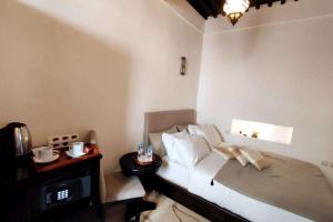 Postel nebo postele na pokoji v ubytování Riad de charme L'Oasis d'Essaouira - Chambre Luxe en Terrasse + 76 fotografií