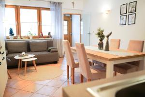 una cucina e un soggiorno con tavolo e sedie di Restaurant - Garni bei Peppo a Ebern