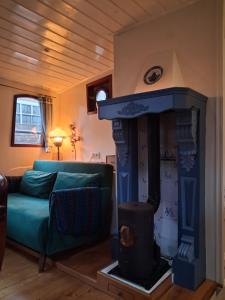 un soggiorno con un divano blu e un camino di Klipper Engelburg a Zwolle