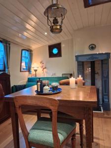 un soggiorno con un tavolo e un divano di Klipper Engelburg a Zwolle