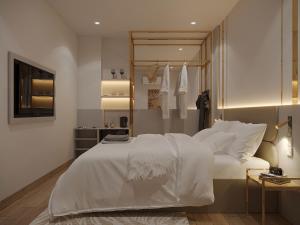 ein Schlafzimmer mit einem großen weißen Bett und einem Tisch in der Unterkunft MAYS Grand Hotel & Spa - Ben Thanh in Ho-Chi-Minh-Stadt + 52 Fotos