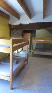 una camera con due letti a castello in una casa di Spacieuse maison avec piscine partagée à Razès a Razès Altre 12 foto