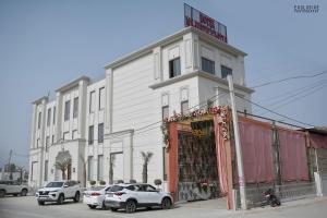 Majestic Castle في لوديانا: مبنى أبيض عليه لافتة